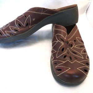 Minnetonka brown floral leather clogs slides size 8